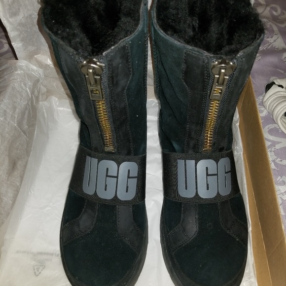 Ugg Boots- like New - Picture 1 of 4